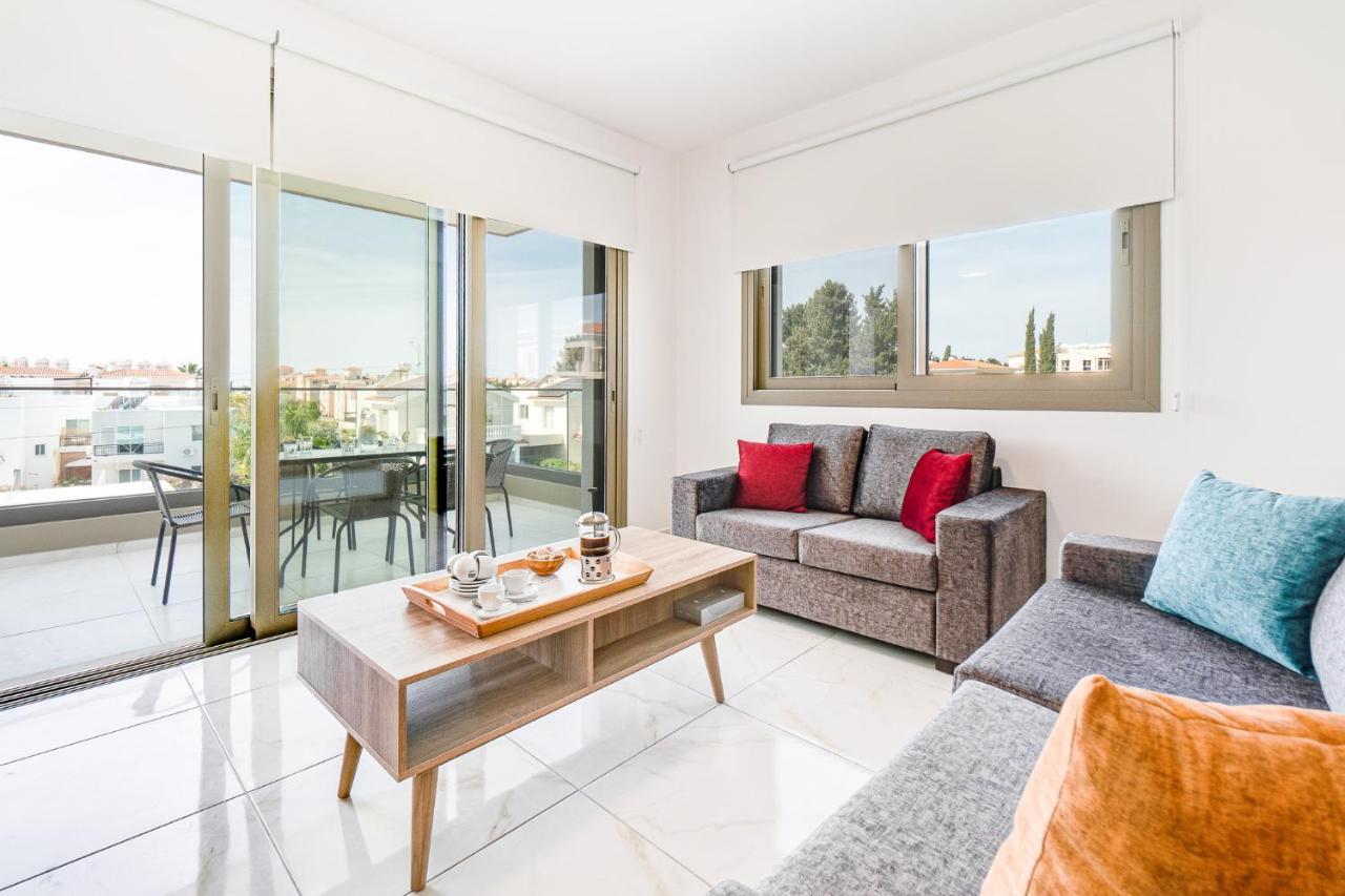 Adolina Apartments By Ezoria Villas Paphos Eksteriør billede