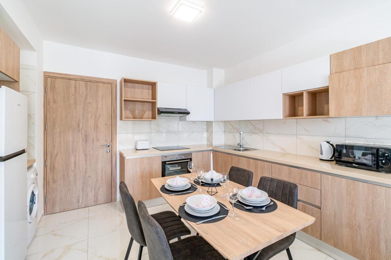 Adolina Apartments By Ezoria Villas Paphos Eksteriør billede
