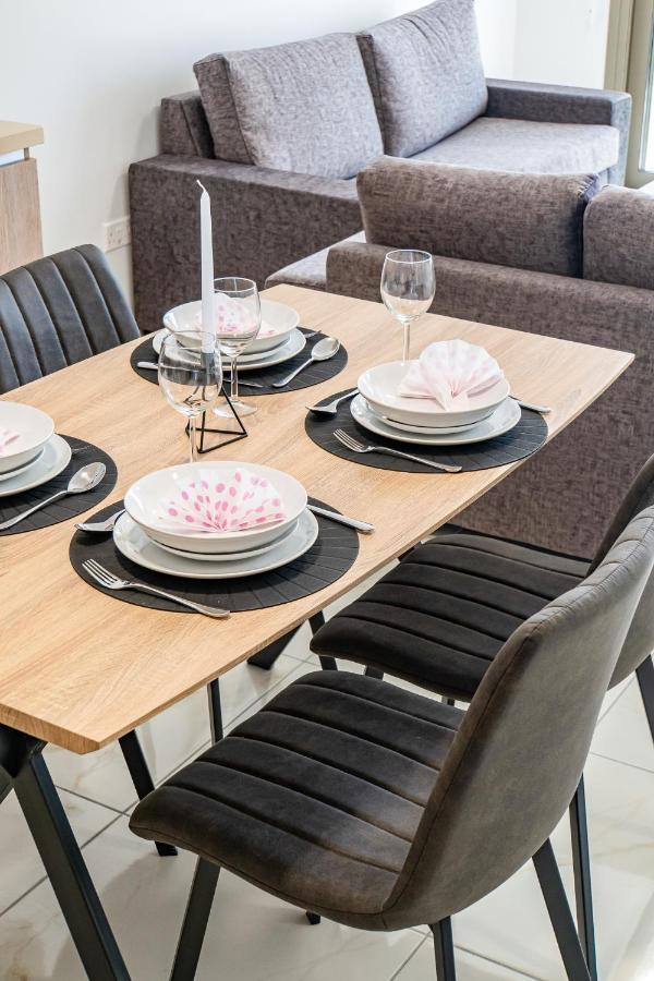 Adolina Apartments By Ezoria Villas Paphos Eksteriør billede