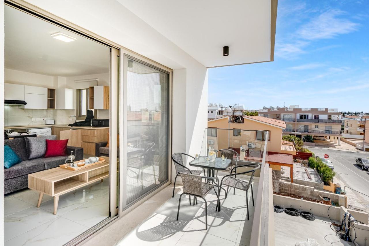 Adolina Apartments By Ezoria Villas Paphos Eksteriør billede